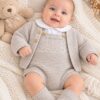 Conjunto de Punto para Bebé con Ranita, Chaqueta y Camisa Blanco en Beige 1 Conjunto de Punto para Bebé con Ranita, Chaqueta y Camisa Blanco en Beige 1