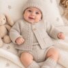 Conjunto de Punto para Bebé en Beige con Chaqueta, Ranita y Gorro con Pompón 1 Conjunto de Punto para Bebé en Beige con Chaqueta, Ranita y Gorro con Pompón 1
