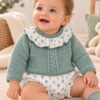 Conjunto de Niño de Punto Verde Salvia con Cuello Volante y Ranita Estampada 1 Conjunto de Niño de Punto Verde Salvia con Cuello Volante y Ranita Estampada 1