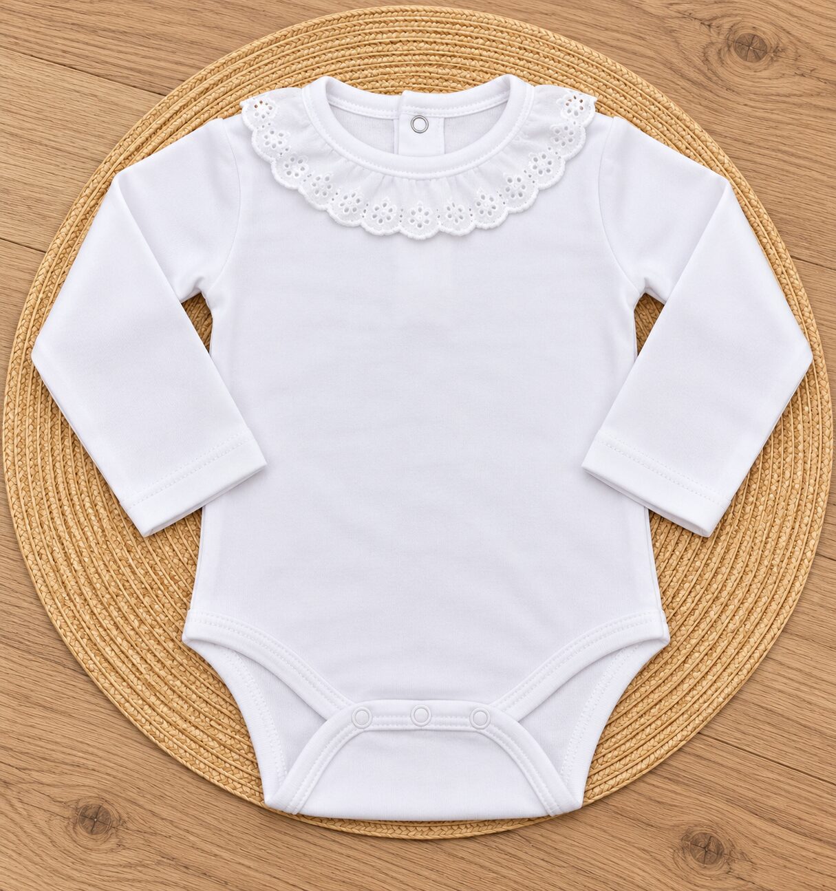 Body blanco de bebé sobre fondo de madera Body Bebé Blanco de Manga Larga con Cuello de Bordado Inglés 2