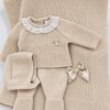 Pack Primera Puesta: Conjunto de Nacimiento Beige con Traje de Punto de 3 Piezas y Toquilla a Juego 1 Pack Primera Puesta: Conjunto de Nacimiento Beige con Traje de Punto de 3 Piezas y Toquilla a Juego 1