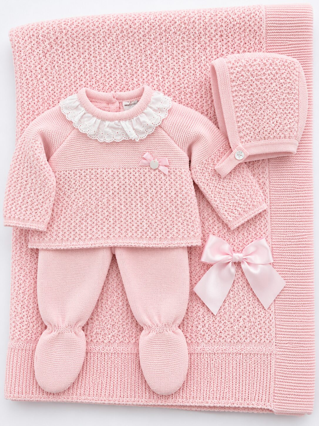 Conjunto Bebé Rosa sobre Manta de Punto Pack Primera Puesta: Pack Primera Puesta Rosa con Jersey, Polaina, Gorro y Toquilla de Punto 3