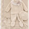 Pack Primera Puesta: Conjunto de punto Juliana para bebé en color beige con capota y toquilla – Talla 1 mes 1 Pack Primera Puesta: Conjunto de punto Juliana para bebé en color beige con capota y toquilla – Talla 1 mes 1
