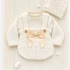 Pack Primera Puesta: conjunto de punto color marfil con peto, capota y toquilla – Talla 3 meses 2 Pack Primera Puesta: conjunto de punto color marfil con peto, capota y toquilla – Talla 3 meses 2