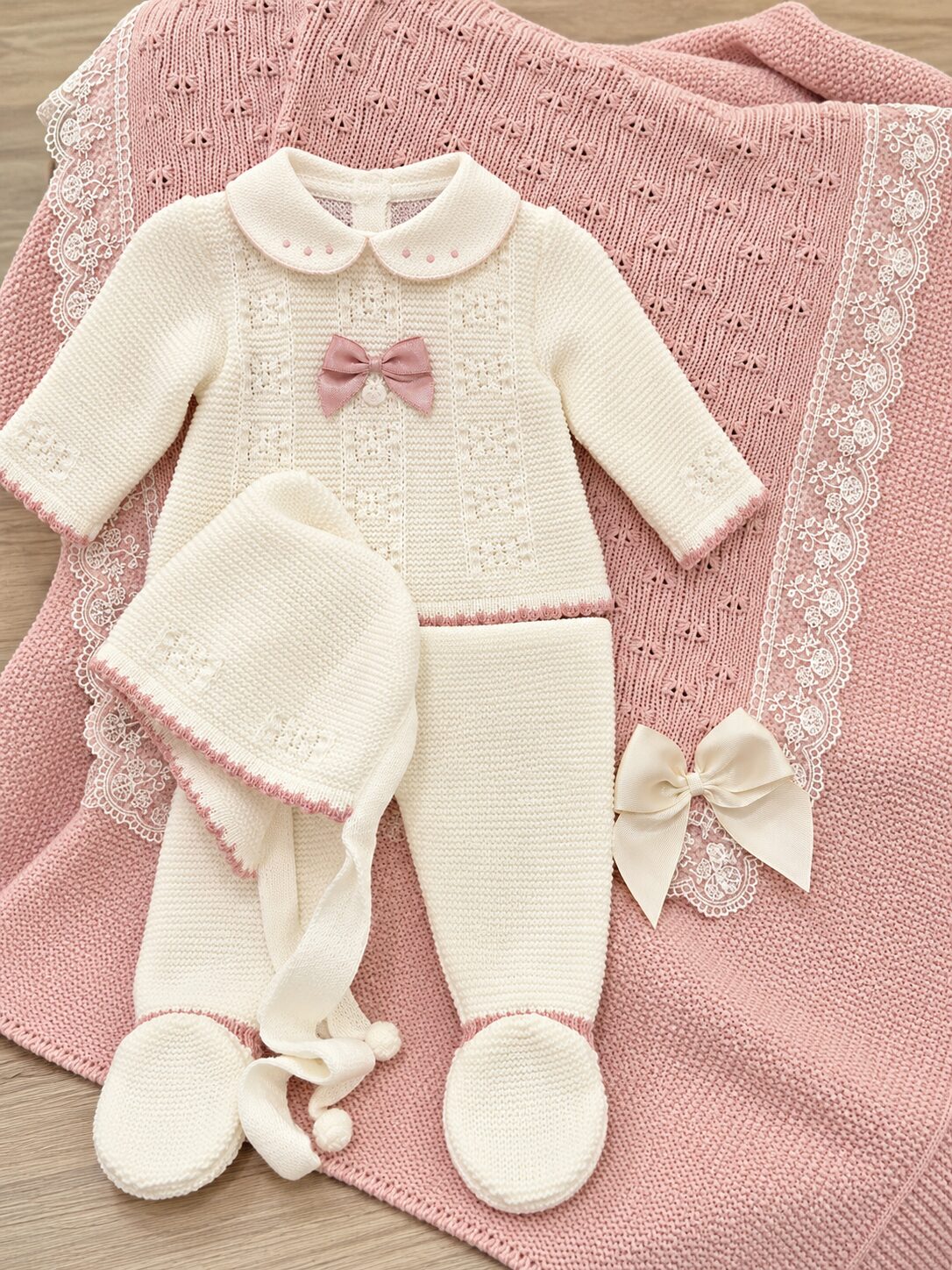 Conjunto de bebé sobre manta rosa Pack Primera Puesta: Conjunto de punto bebé marfil y rosa empolvado con toquilla y capota – Talla 0 meses 3