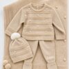 Pack Primera Puesta: Conjunto de Nacimiento Beige con Traje de Punto de 3 Piezas y Toquilla a Juego 2 Pack Primera Puesta: Conjunto de Nacimiento Beige con Traje de Punto de 3 Piezas y Toquilla a Juego 2