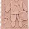 Pack Primera Puesta: Conjunto de punto Juliana rosa empolvado con capota y toquilla – Talla 1 mes 1 Pack Primera Puesta: Conjunto de punto Juliana rosa empolvado con capota y toquilla – Talla 1 mes 1