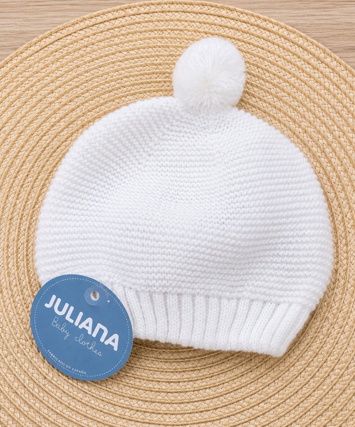 Gorro blanco sobre mat de rafia (1) Gorro de Punto Blanco con Pompón Juliana (0-12 Meses) 2