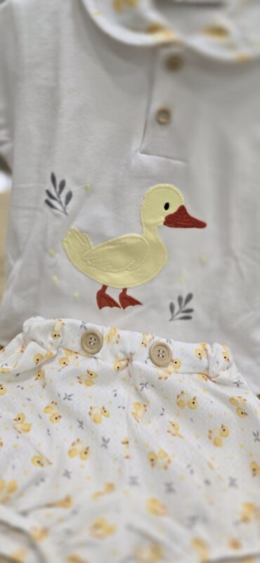 WhatsApp Image 2026-04-10 at 14.23.16 Conjunto 2 piezas Pololo + Camiseta cuello bebé "Patitos" 5