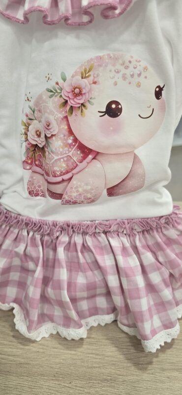 WhatsApp Image 2026-06-09 at 17.57.06 (5) Conjunto camiseta + cubrepañal faldita "Tortuguita vichy rosa" 5