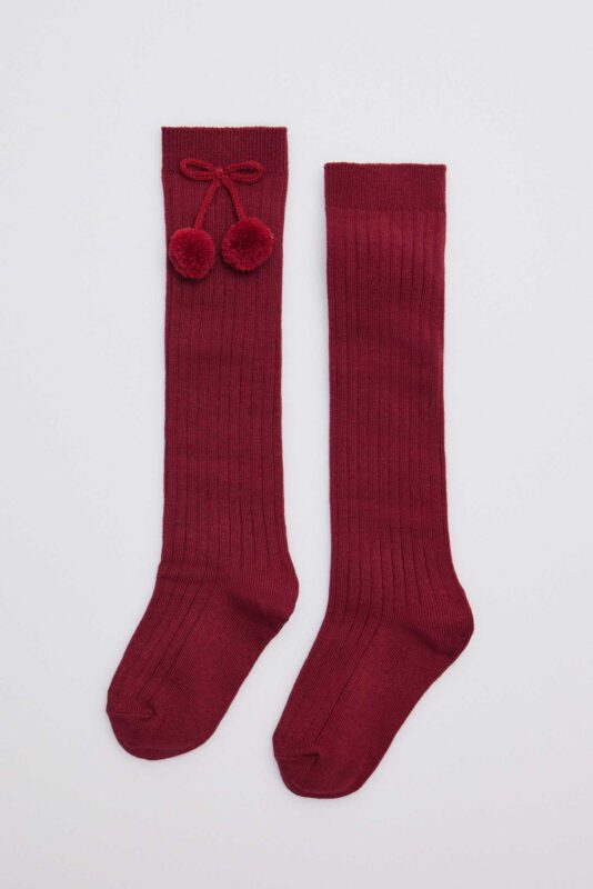 WhatsApp Image 2026-09-23 at 19.37.36 (2) Calcetines Altos Infantiles con Pompones Ysabel Mora Granate 2