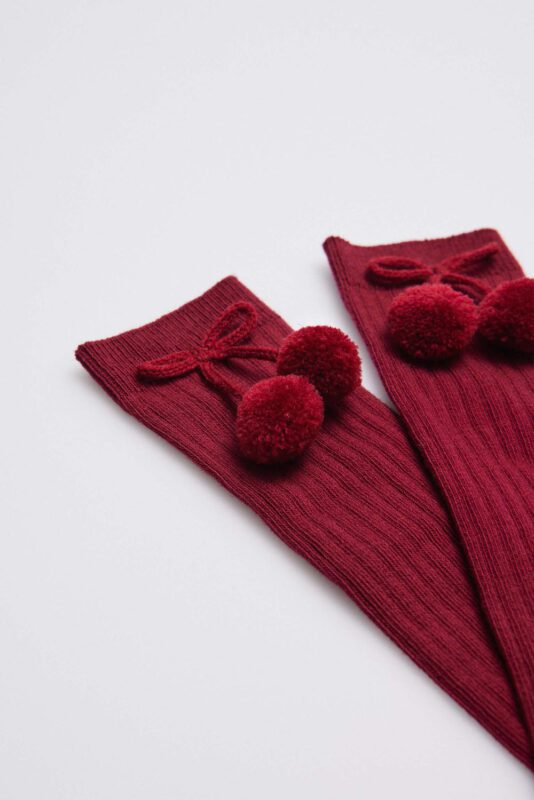 WhatsApp Image 2026-09-23 at 19.37.36 (3) Calcetines Altos Infantiles con Pompones Ysabel Mora Granate 4
