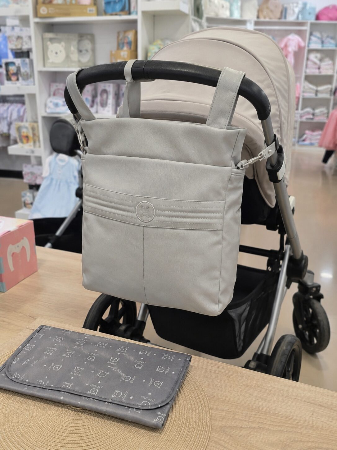 i270034-2 Bolso talega de bebé en polipiel gris claro 5